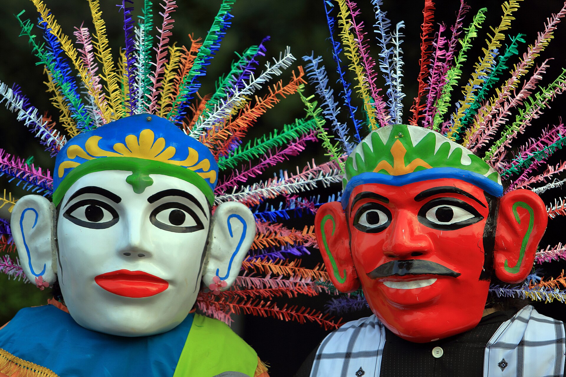 Sepasang ondel-ondel berwarna cerah sebagai konteks visual budaya Betawi di Jakarta